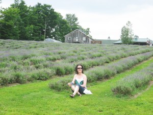 Votre blogueuse confortablement assise dans la splendeur de la lavande.